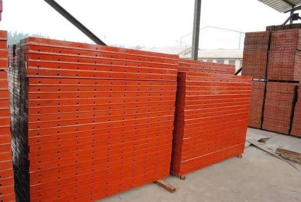 建筑模板材料對比分析，建筑模板材料性能與成本對比分析