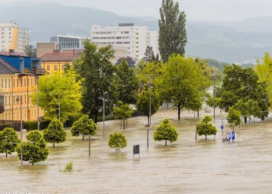 洪澇后建筑修復(fù)技術(shù)，洪澇后建筑修復(fù)技術(shù)，重建家園的關(guān)鍵支撐，直接點(diǎn)明主題洪澇后建筑修復(fù)技術(shù)，后半句強(qiáng)調(diào)該技術(shù)在重建工作中的重要性，