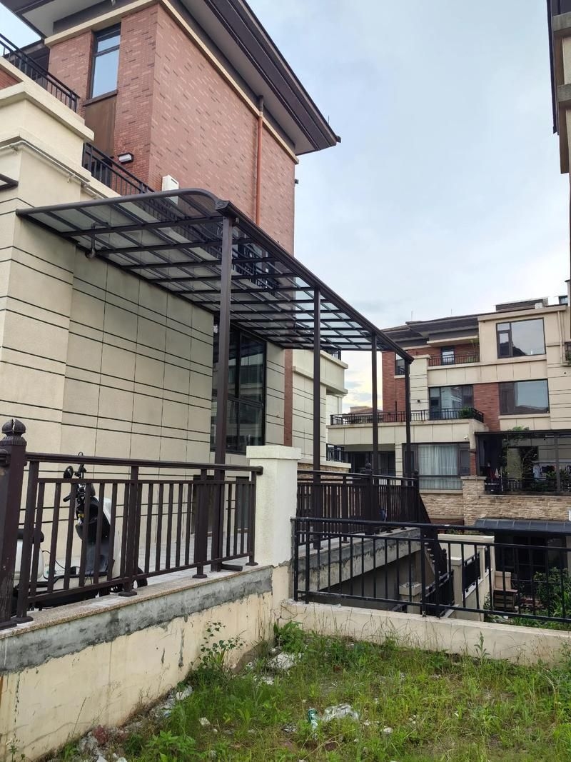 給我一些鋼結(jié)構(gòu)門頭雨棚的安裝圖片（給我一些鋼結(jié)構(gòu)門頭雨棚的安裝圖片共參考3篇資料） 行業(yè)新聞 第2張