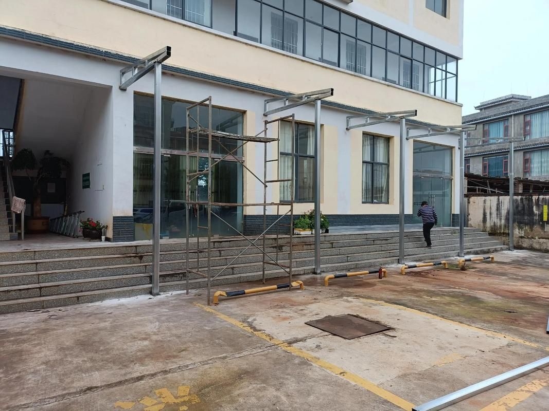 給我一些鋼結(jié)構(gòu)門頭雨棚的安裝圖片（給我一些鋼結(jié)構(gòu)門頭雨棚的安裝圖片共參考3篇資料） 行業(yè)新聞 第3張