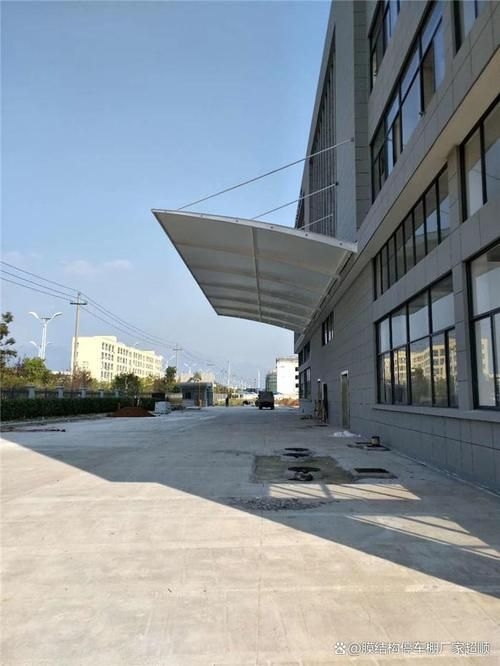 給我一些鋼結(jié)構(gòu)門頭雨棚的安裝圖片（給我一些鋼結(jié)構(gòu)門頭雨棚的安裝圖片共參考3篇資料） 行業(yè)新聞 第5張