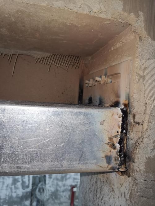 給我一些過門梁加固的圖片示例（給我一些過門梁加固的圖片示例,我?guī)湍阏砹艘恍┻^門梁加固的常見做法和示意圖）