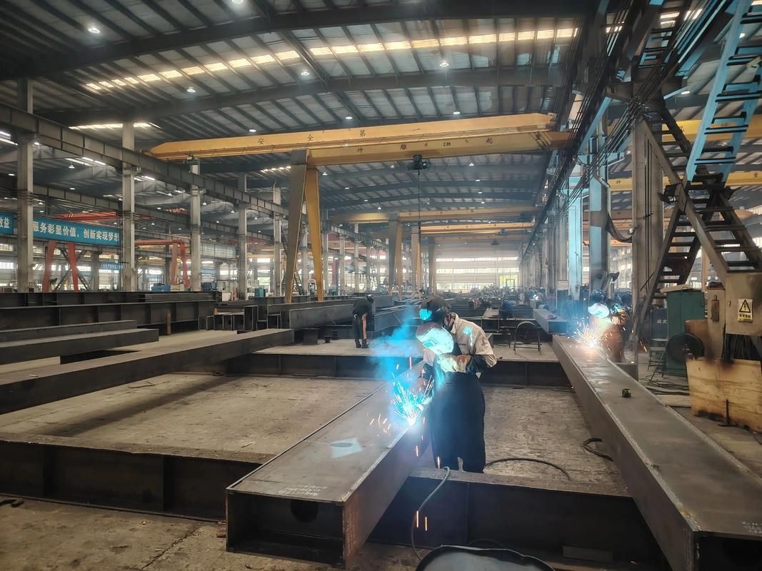 鋼結(jié)構(gòu)加工車間圖片（鋼結(jié)構(gòu)加工車間圖片共參考5篇,我?guī)湍阏伊艘恍╀摻Y(jié)構(gòu)加工車間的實景圖片） 行業(yè)新聞 第3張