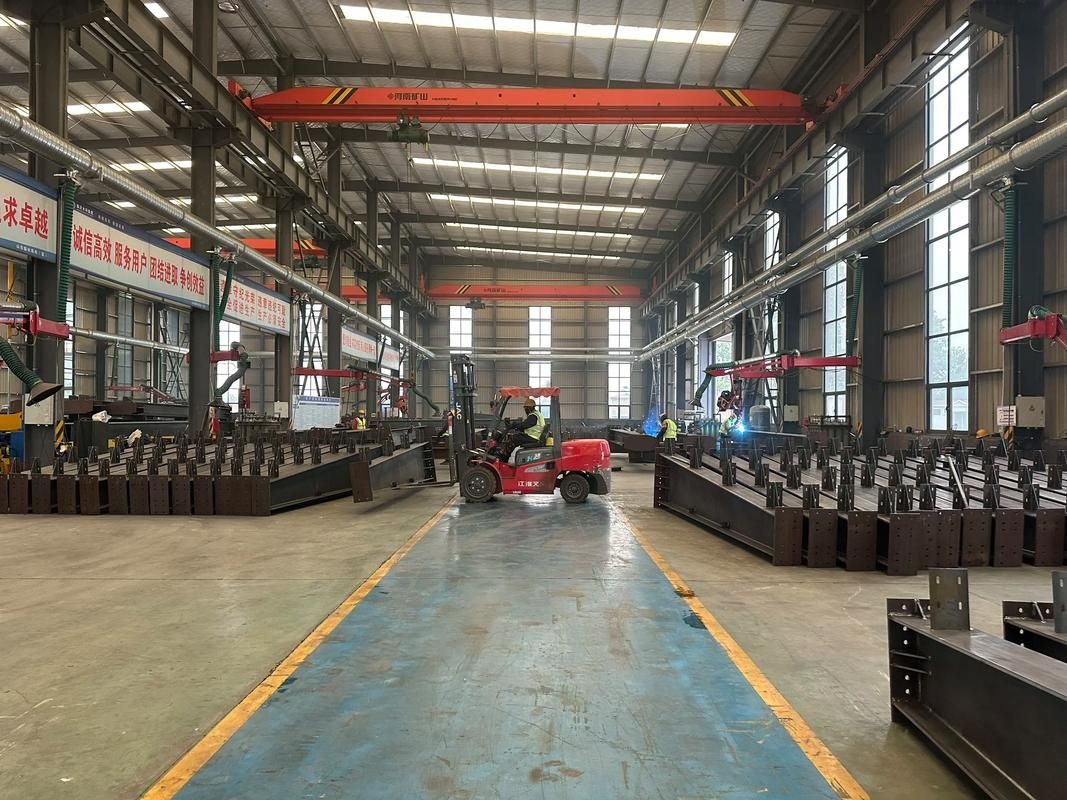 鋼結(jié)構(gòu)加工車間圖片（鋼結(jié)構(gòu)加工車間圖片共參考5篇,我?guī)湍阏伊艘恍╀摻Y(jié)構(gòu)加工車間的實景圖片） 行業(yè)新聞 第11張