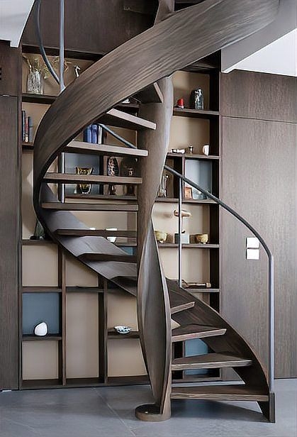 旋轉(zhuǎn)樓梯和直梯哪個(gè)更安全？（旋轉(zhuǎn)樓梯和直梯哪個(gè)更安全）