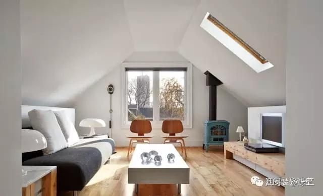 給我一些閣樓裝修的靈感（100款斜頂閣樓改造靈感|用進(jìn)口海洋板打造“空中儲(chǔ)物間”） 行業(yè)新聞 第1張