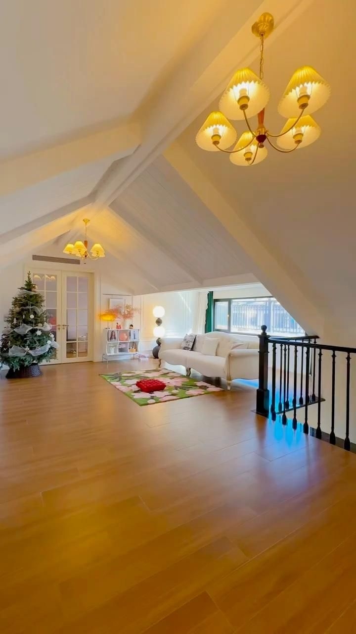 給我一些閣樓裝修的靈感（100款斜頂閣樓改造靈感|用進(jìn)口海洋板打造“空中儲(chǔ)物間”） 行業(yè)新聞 第16張