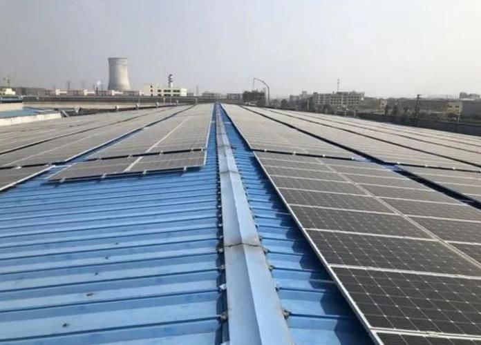 給我一些彩鋼屋頂光伏安裝的實(shí)景圖（彩鋼屋頂光伏安裝避坑指南） 行業(yè)新聞 第2張
