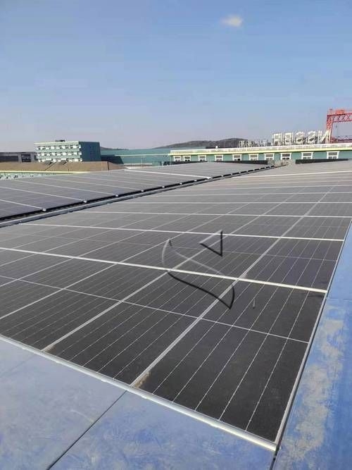 給我一些彩鋼屋頂光伏安裝的實(shí)景圖（彩鋼屋頂光伏安裝避坑指南） 行業(yè)新聞 第4張