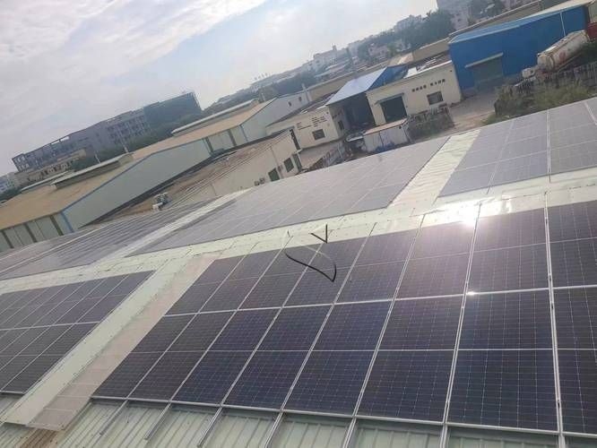 給我一些彩鋼屋頂光伏安裝的實(shí)景圖（彩鋼屋頂光伏安裝避坑指南） 行業(yè)新聞 第5張