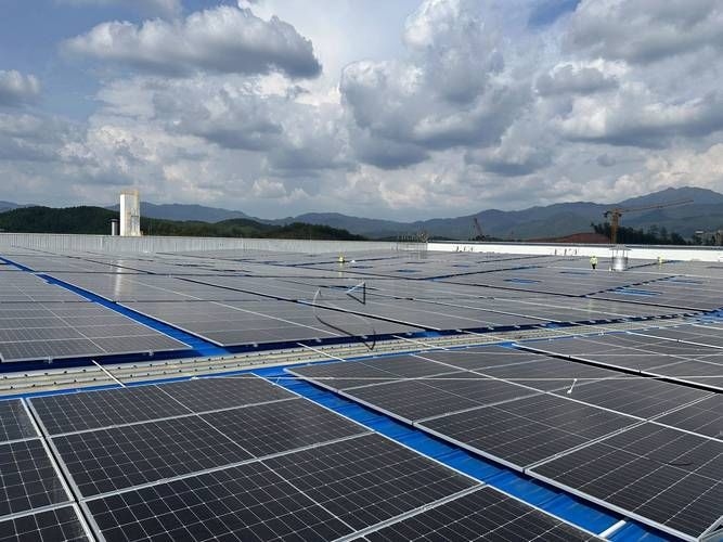 給我一些彩鋼屋頂光伏安裝的實(shí)景圖（彩鋼屋頂光伏安裝避坑指南） 行業(yè)新聞 第9張