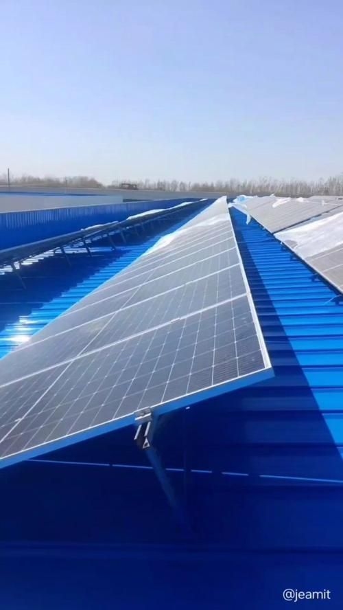 給我一些彩鋼屋頂光伏安裝的實(shí)景圖（彩鋼屋頂光伏安裝避坑指南） 行業(yè)新聞 第10張