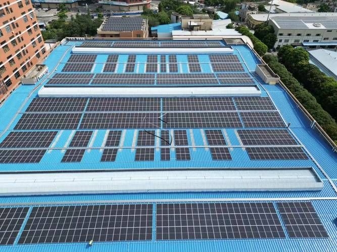 給我一些彩鋼屋頂光伏安裝的實(shí)景圖（彩鋼屋頂光伏安裝避坑指南） 行業(yè)新聞 第11張