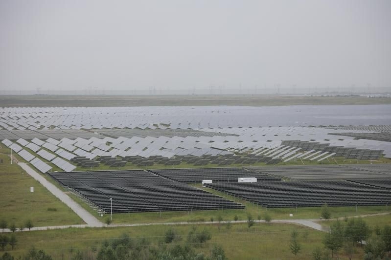 屋頂光伏發(fā)電的壽命是多久？（屋頂光伏發(fā)電的壽命一般在25-30年,但實(shí)際能用多久） 行業(yè)新聞 第4張