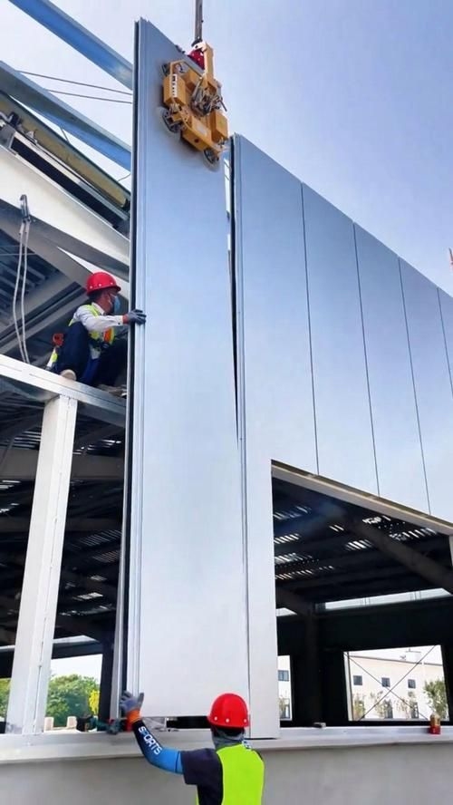 給我一些鋼結(jié)構(gòu)廠房外墻板安裝的圖片（給我一些鋼結(jié)構(gòu)廠房外墻板安裝的圖片,我?guī)湍阏伊艘恍╀摻Y(jié)構(gòu)廠房外墻板安裝的圖片） 行業(yè)新聞 第4張